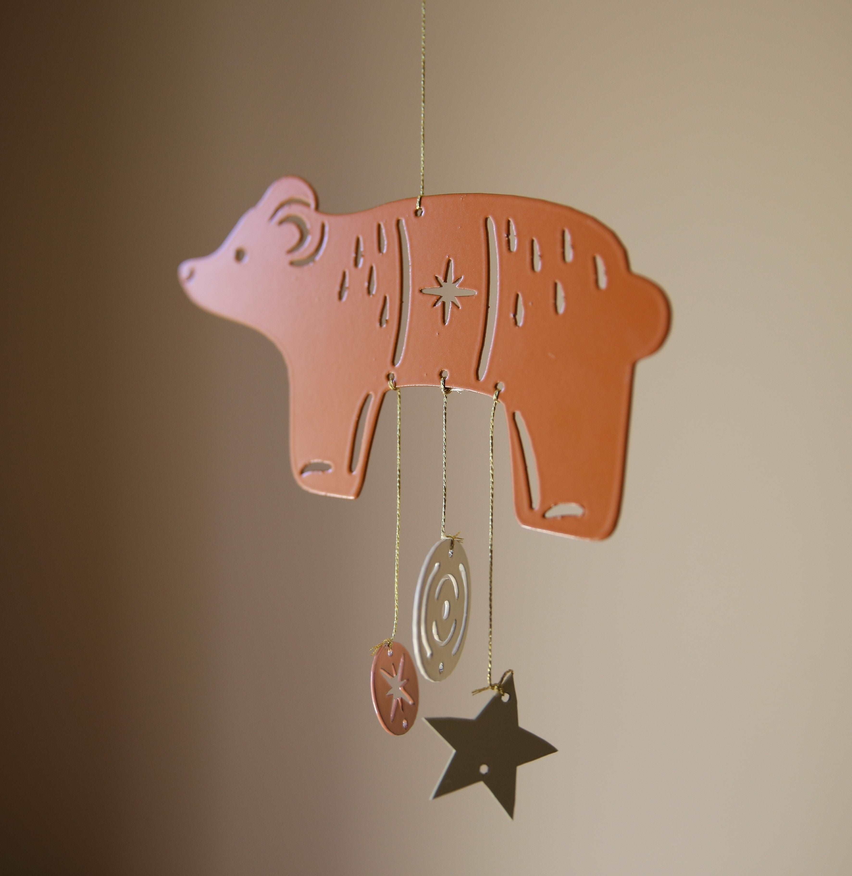 idee mobile en metal pour enfant, mobile decoratif pour enfant, decoration de chambre d'enfant, fabrication française, fabrication artisanale, peint a la main, creation française, marque française l'oiseau bateau, cadeau de naissance original