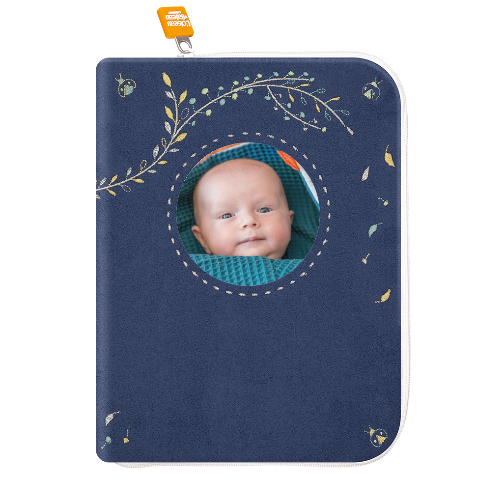 idee portege carnet de sante bebe, protege carnet de sante personnalise, , personnalisé avec photo, couleur bleu marine, tissus 100% coton oeko tex, cadeau de naissance personnalisé, cadeau de naissance original, design français, marque française, l'oiseau bateau.