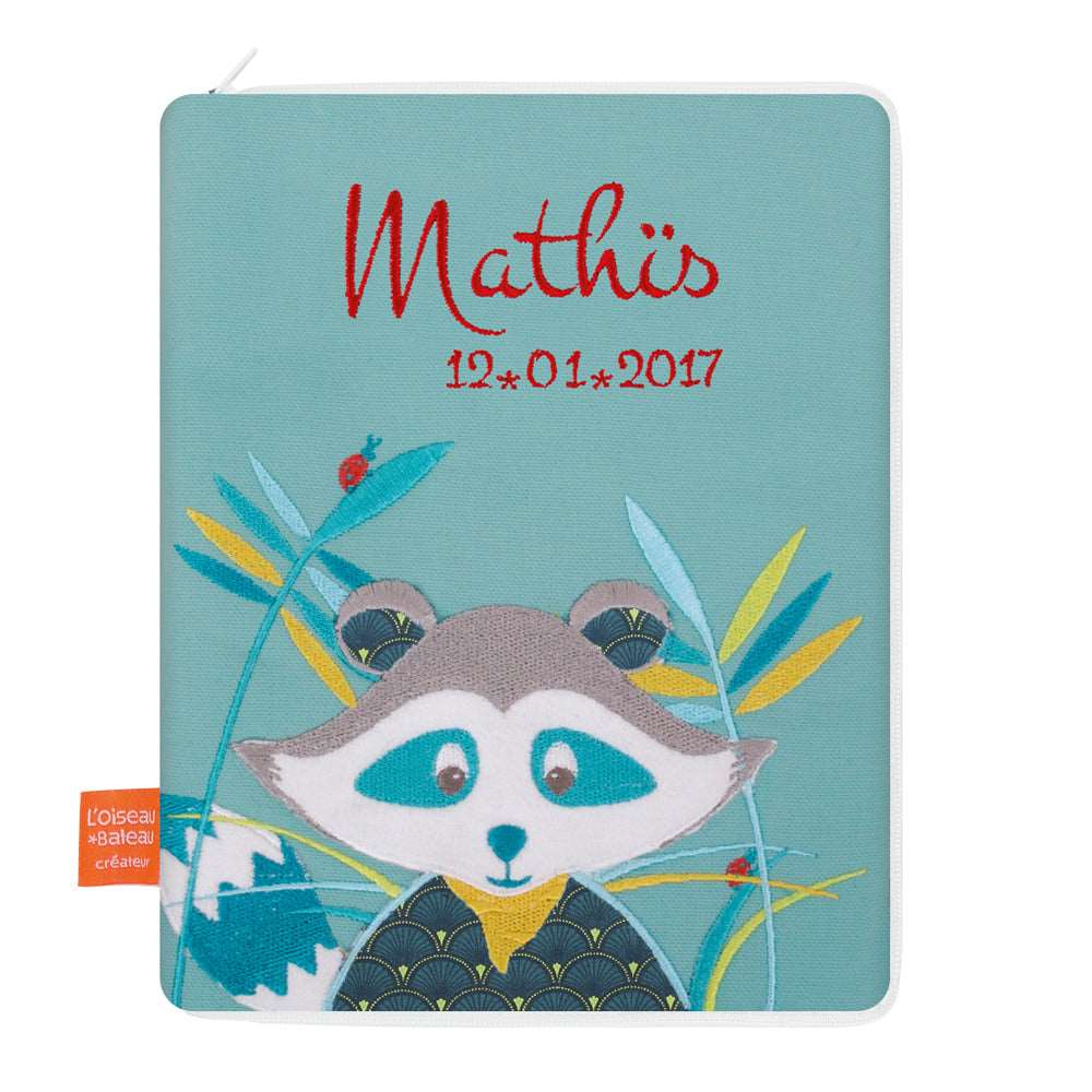 idee protege carnet de sante bebe, protege carnet de sante personnalise, theme raton laveur, couleur bleu, tissus 100% coton oeko tex, cadeau de naissance personnalisé, cadeau de naissance original, design français, marque française, l'oiseau bateau.