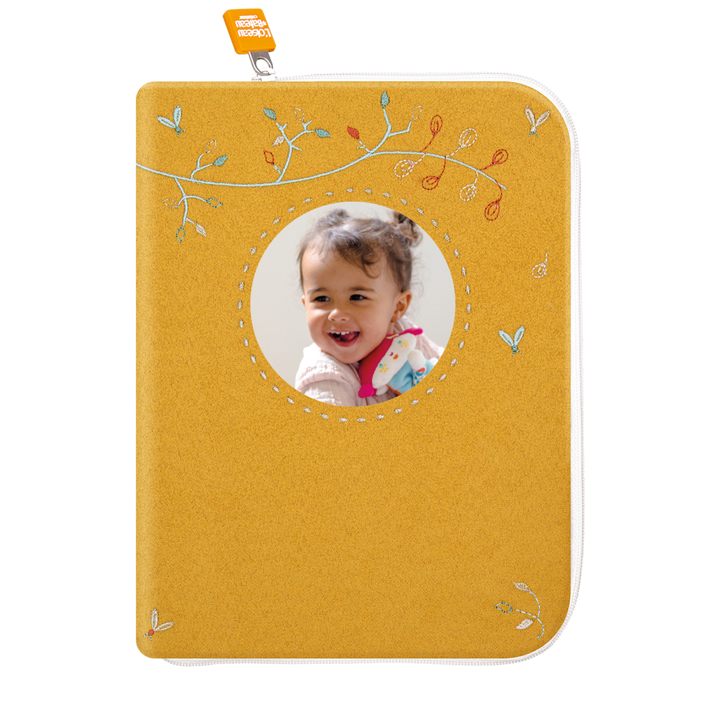 idee portege carnet de sante bebe, protege carnet de sante personnalise, , personnalisé avec photo, couleur jaune or, tissus 100% coton oeko tex, cadeau de naissance personnalisé, cadeau de naissance original, design français, marque française, l'oiseau bateau.