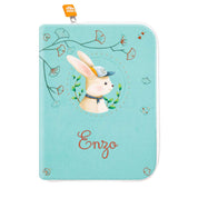 idee protege carnet de sante bebe, protege carnet de sante personnalise, theme lapin avec une casquette, couleur bleu azur, tissus 100% coton oeko tex, cadeau de naissance personnalisé, cadeau de naissance original, design français, marque française, l'oiseau bateau.