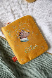 idee protege carnet de sante bebe, protege carnet de sante personnalise, theme ours, couleur jaune or, tissus 100% coton oeko tex, cadeau de naissance personnalisé, cadeau de naissance original, design français, marque française, l'oiseau bateau.