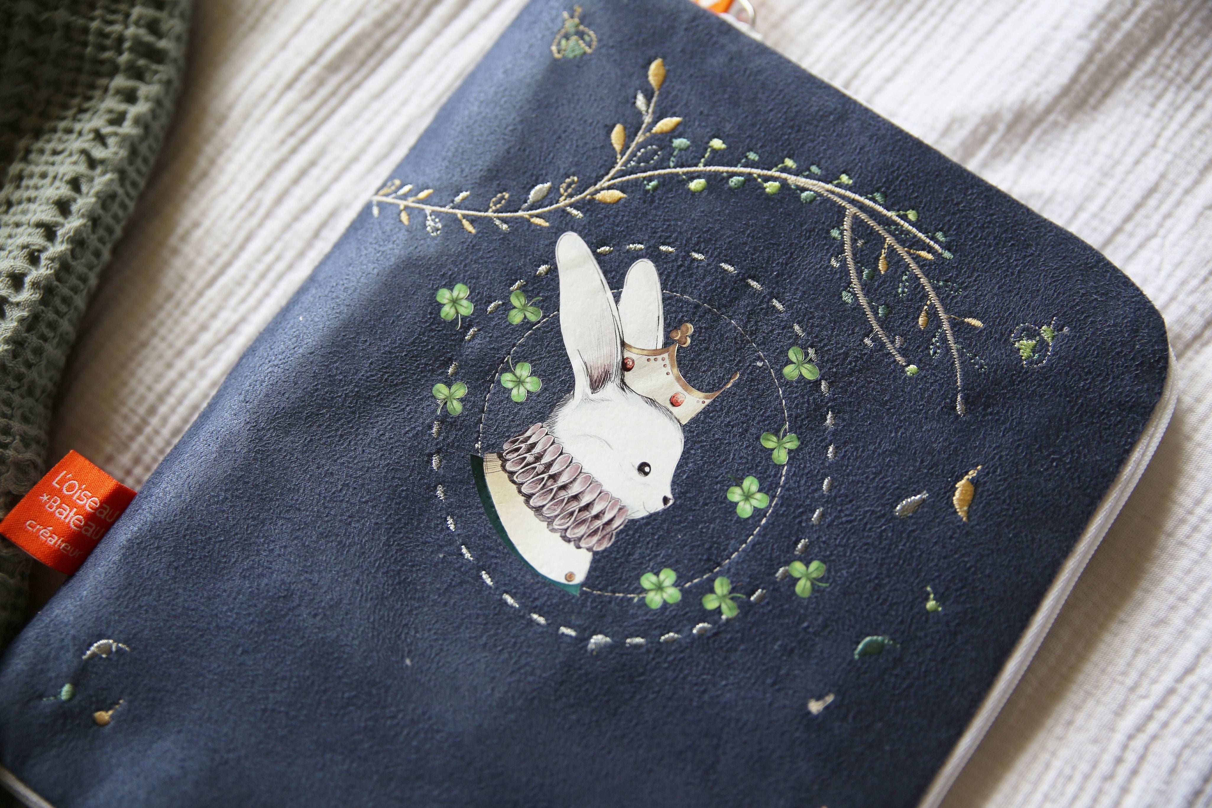 idee protege carnet de sante bebe, protege carnet de sante personnalise, theme lapin avec une couronne, couleur bleu marine, tissus 100% coton oeko tex, cadeau de naissance personnalisé, cadeau de naissance original, design français, marque française, l'oiseau bateau.