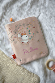 idee protege carnet de sante bebe, protege carnet de sante personnalise, theme souris, couleur rose poudre, tissus 100% coton oeko tex, cadeau de naissance personnalisé, cadeau de naissance original, design français, marque française, l'oiseau bateau.