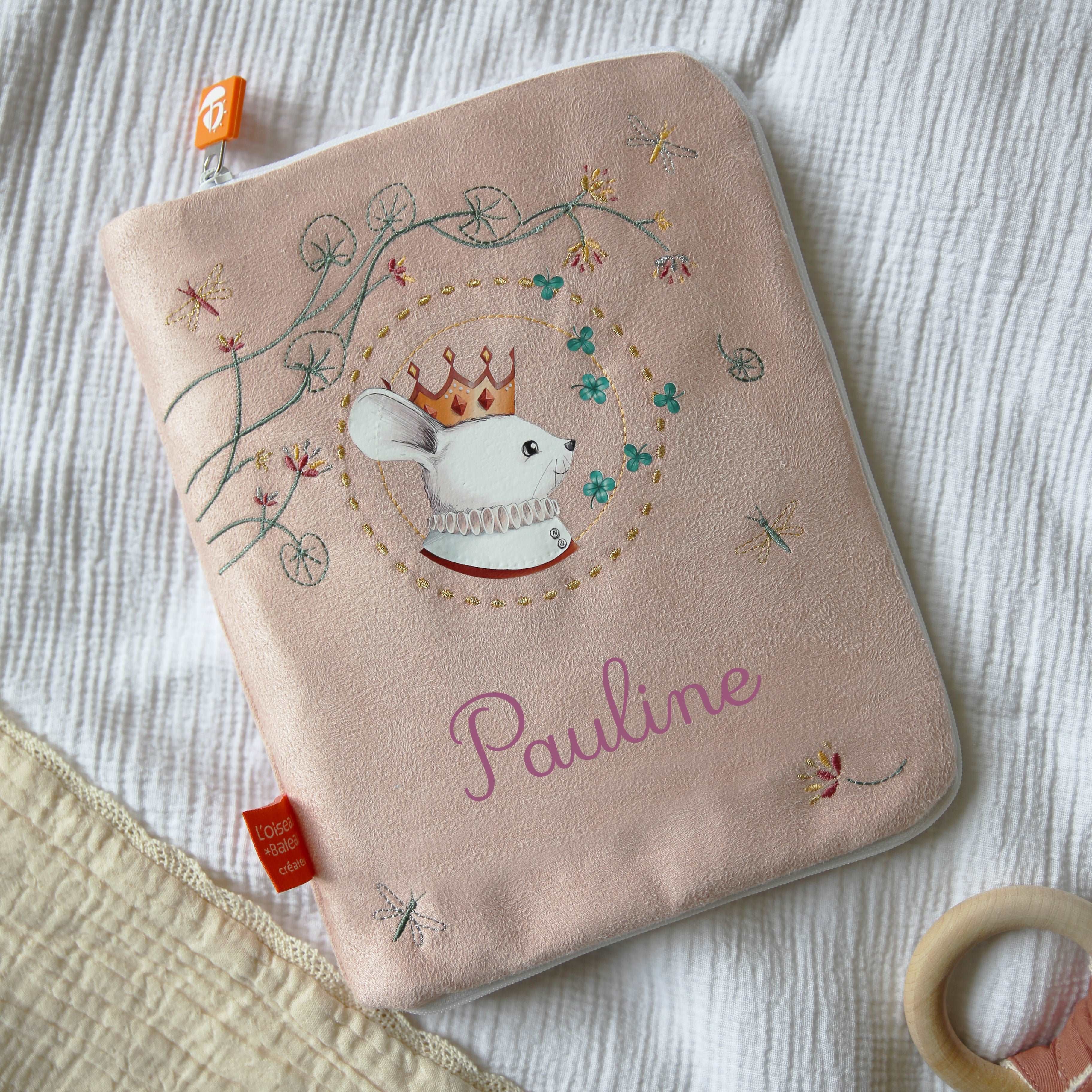 idee protege carnet de sante bebe, protege carnet de sante personnalise, theme souris, couleur rose poudre, tissus 100% coton oeko tex, cadeau de naissance personnalisé, cadeau de naissance original, design français, marque française, l'oiseau bateau.