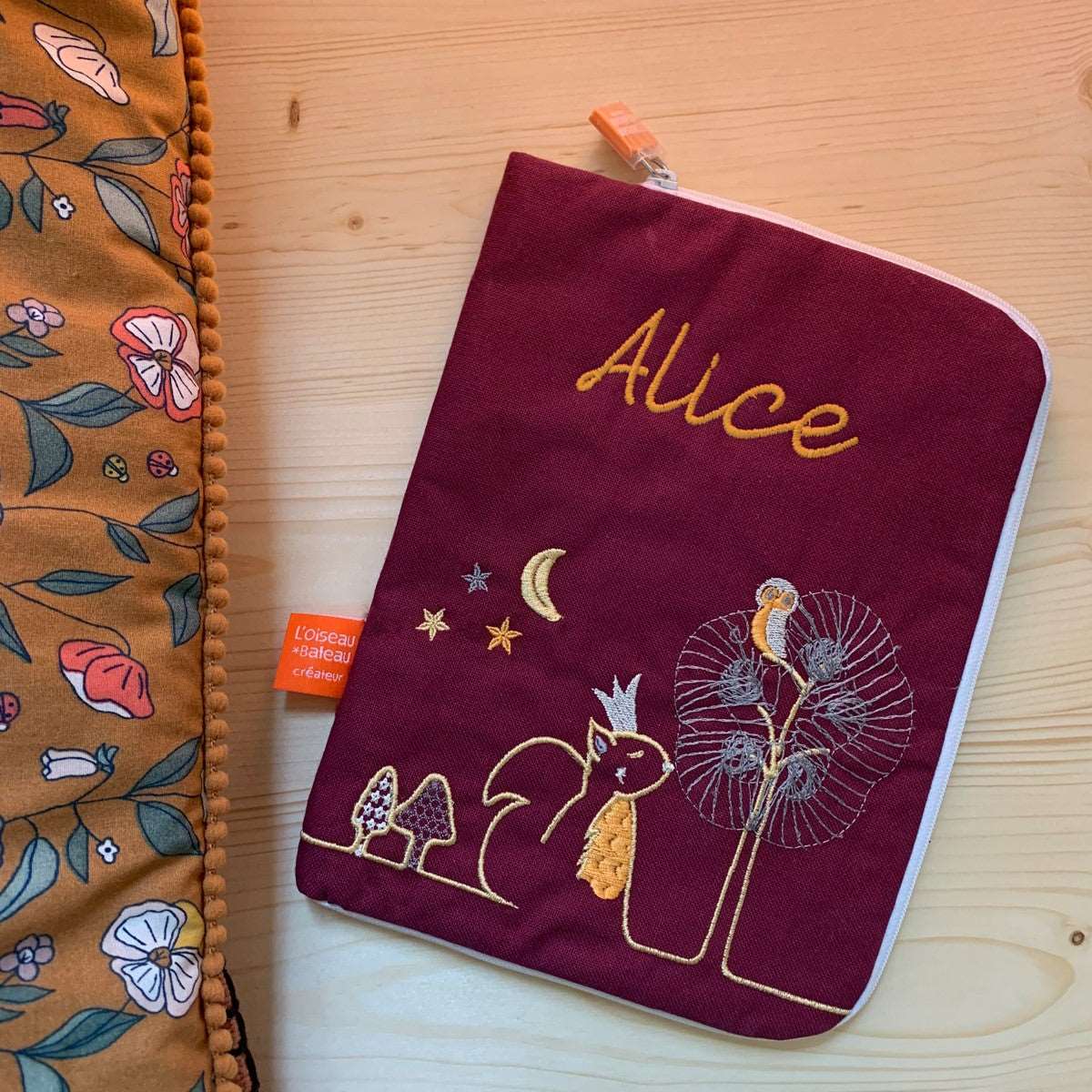 idee protege carnet de sante bebe, protege carnet de sante personnalise, theme ecureuil, couleur bordeaux  tissus 100% coton oeko tex, cadeau de naissance personnalisé, cadeau de naissance original, design français, marque française, l'oiseau bateau.