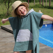 Cape de bain bebe, cape de bain enfant, cape de bain  personnalisee bebe, cape de bain personnalisee enfant,cadeau de naissance, cadeau de naissance personnalise, carre de bain bebe, carre de bain enfant, poncho de bain bebe, poncho de bain enfant, creation française, design français, marque française, l'oiseau bateau, poncho raye, poncho enfant surfeur, poncho cote ouest, made in france, fabrique en france, fabrication artisanale, poncho bleu 