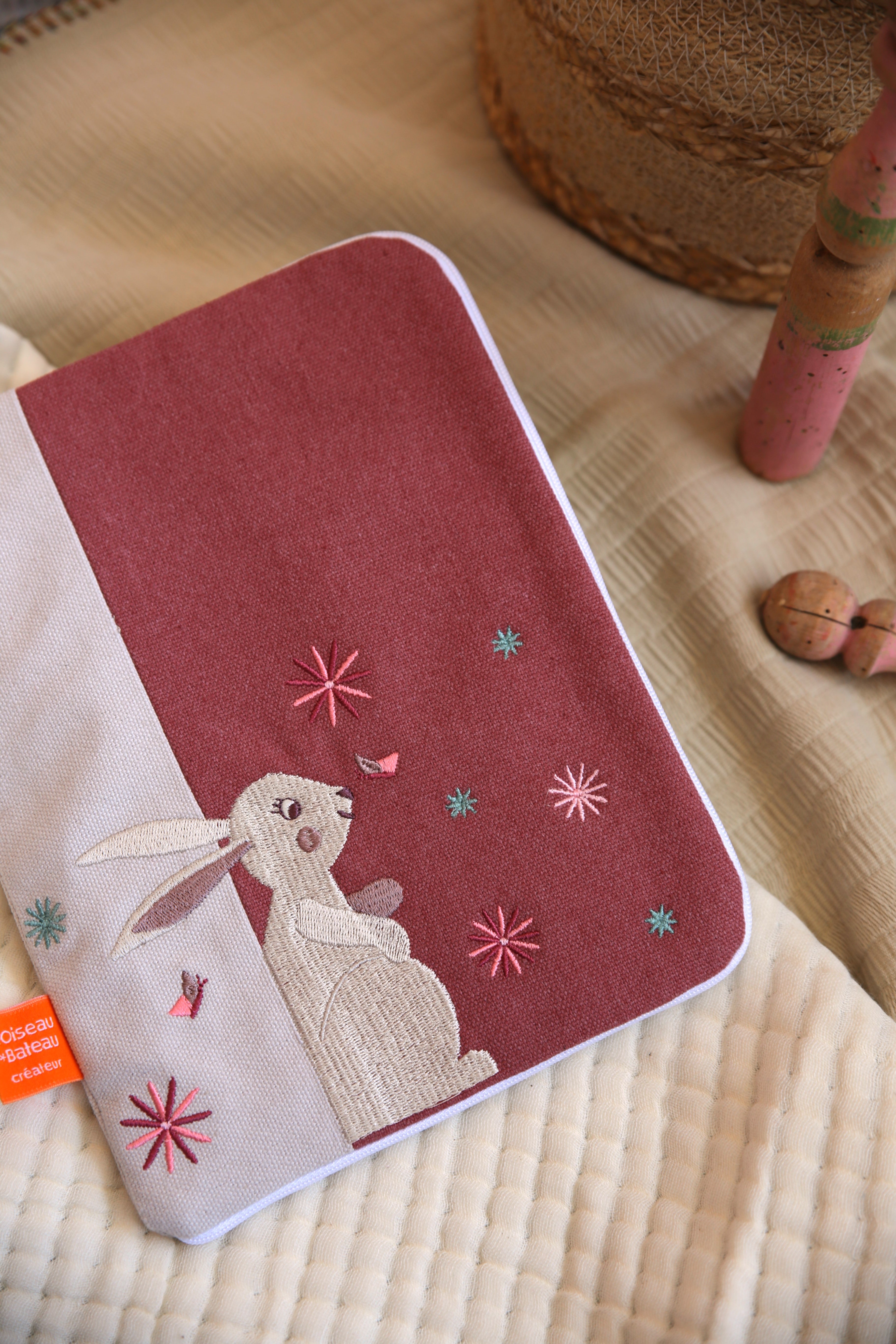 protège carnet de santé bébé, protège carnet de santé personnalisé, protège carnet de santé personnalisé bébé, idée protège carnet de santé, protège carnet de santé enfant, protège carnet de santé personnalisé enfant, couverture carnet de santé, couverture personnalisée carnet de santé, protège carnet de santé personnalisable, protège carnet de santé personnalisable bébé, protège carnet de santé brodé, protège carnet de santé brodé enfant, cadeau de naissance, cadeau de naissance personnalisé, 