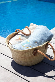 Carre de bain bebe, carre de bain personnalise bebe, carre de bain personnalise, serviette plage bebe, serviette plage personnalisee, serviette bebe evolutive, serviette evolutive, cadeau de naissance, serviette personnalisee, 100% coton oeko-tex, serviette absorbante enfant, design français, creation française, marque française, l'oiseau bateau, bleu, renard