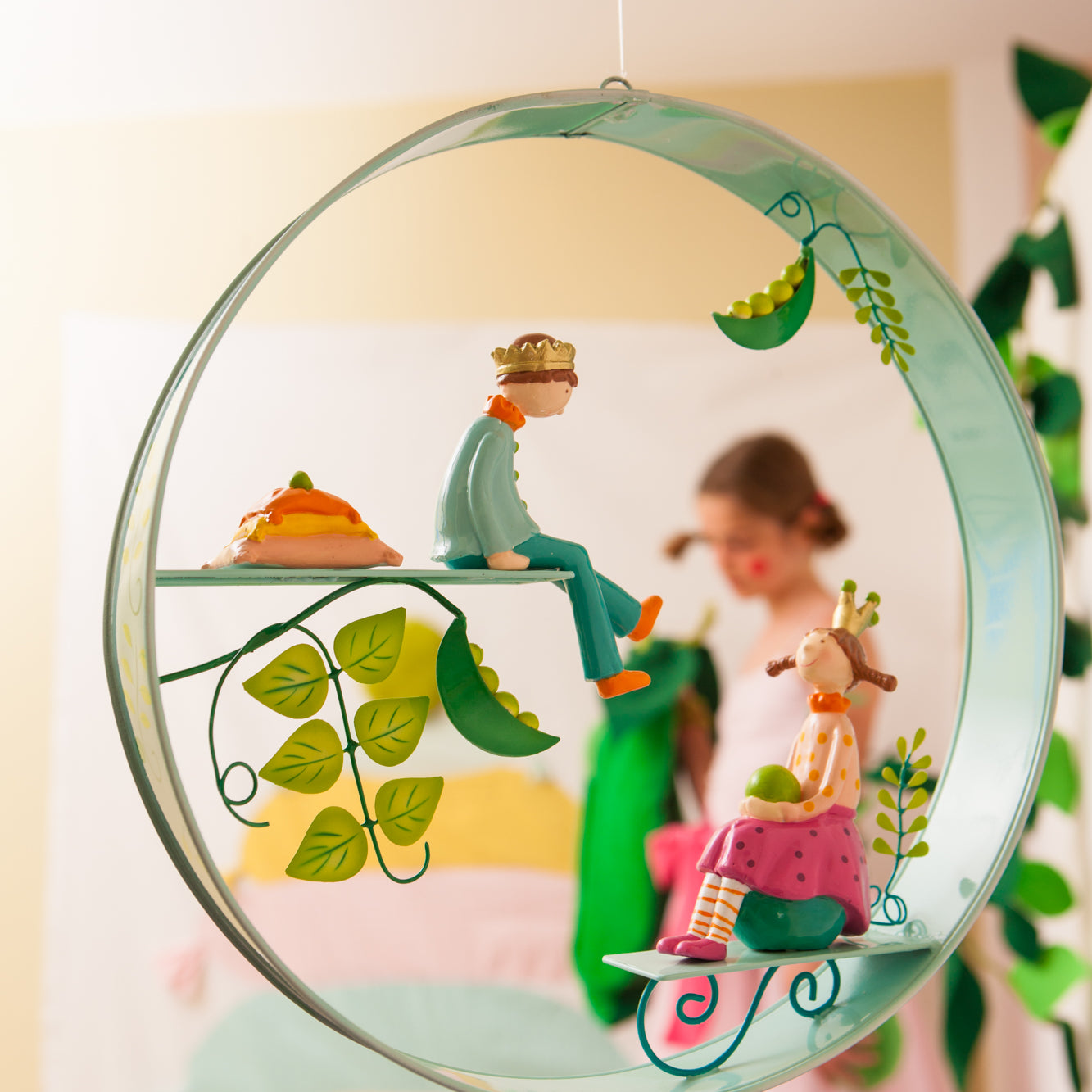 idee mobile en metal pour enfant, la princesse au petit pois, mobile decoratif pour enfant, decoration de chambre d'enfant, mobile feerique, fabrication artisanale, peint a la main, creation française, marque française l'oiseau bateau, cadeau de naissance original