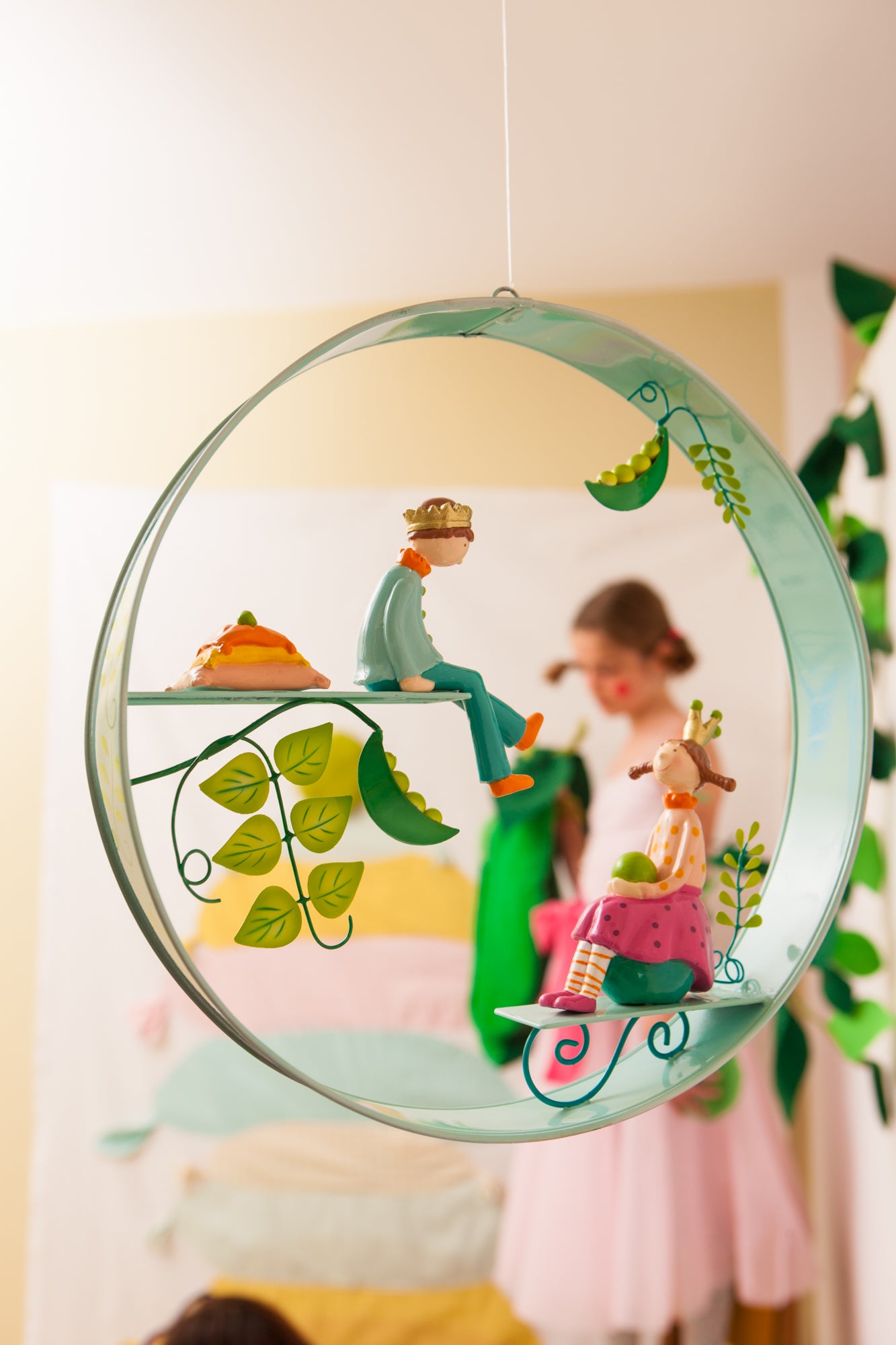 idee mobile en metal pour enfant, la princesse au petit pois, mobile decoratif pour enfant, decoration de chambre d'enfant, mobile feerique, fabrication artisanale, peint a la main, creation française, marque française l'oiseau bateau, cadeau de naissance original