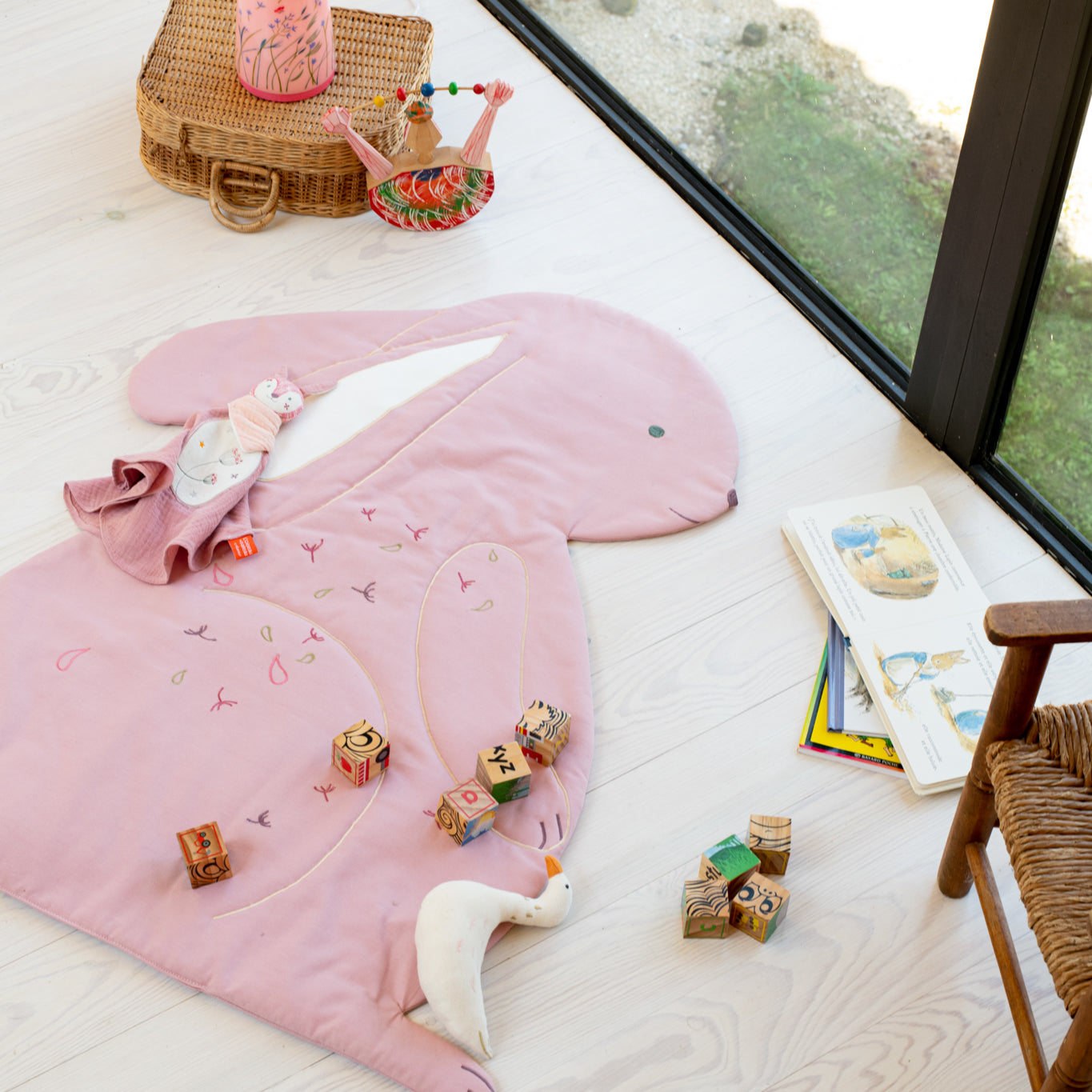 idee tapis d’éveil bebe, tapis en tissu, tapis lapin rose, coton 100% Oeko-tex, idee cadeau de naissance, decoration chambre bebe, decoration chambre enfant, design français, création française, marque française, l’oiseau bateau. 