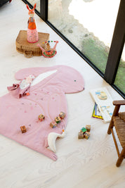 idee tapis d’éveil bebe, tapis en tissu, tapis lapin rose, coton 100% Oeko-tex, idee cadeau de naissance, decoration chambre bebe, decoration chambre enfant, design français, création française, marque française, l’oiseau bateau. 