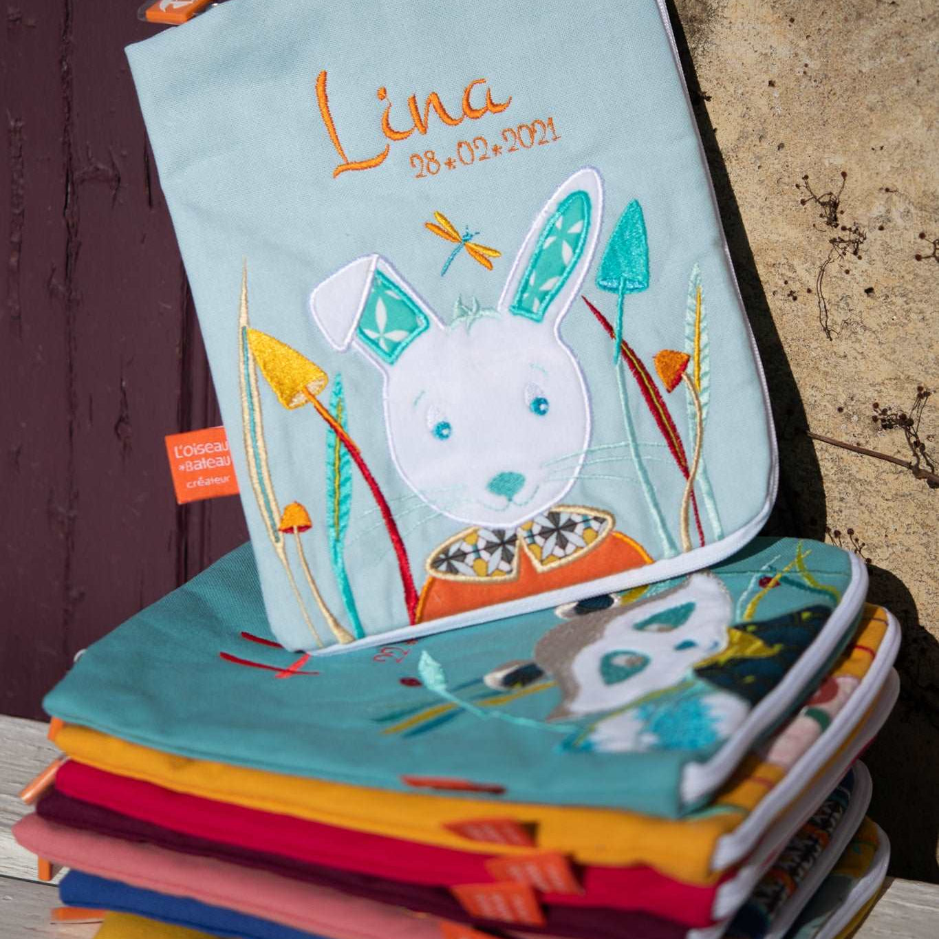 idee protege carnet de sante bebe, protege carnet de sante personnalise, theme lapin d’Alice  couleur bleu clair, tissus 100% coton oeko tex, cadeau de naissance personnalisé, cadeau de naissance original, design français, marque française, l'oiseau bateau.