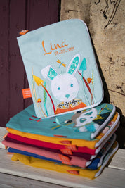 idee protege carnet de sante bebe, protege carnet de sante personnalise, theme lapin d’Alice  couleur bleu clair, tissus 100% coton oeko tex, cadeau de naissance personnalisé, cadeau de naissance original, design français, marque française, l'oiseau bateau.