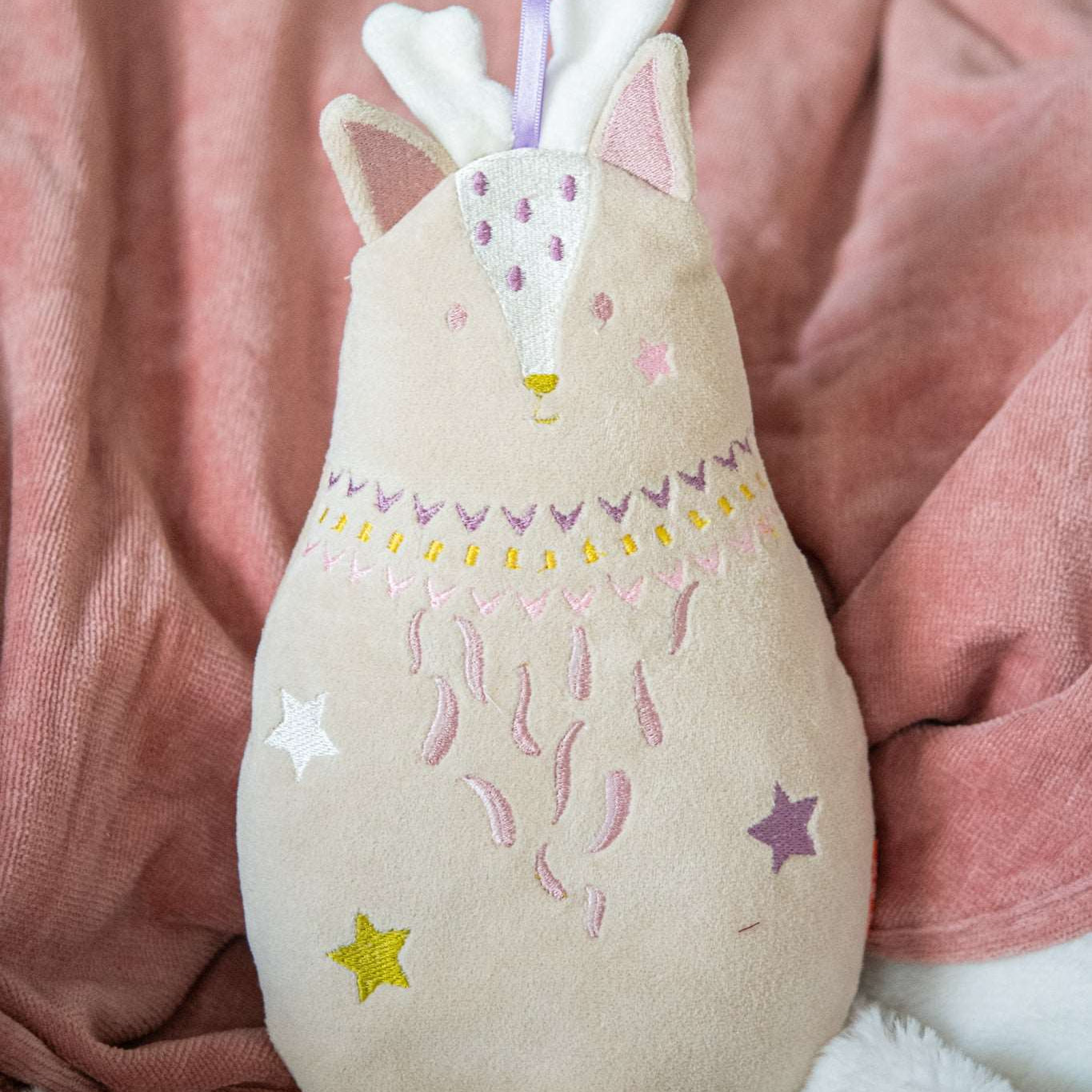 idée doudou musical bébé, doudou musical daim couleur rose pale, doudou en velours, doudou bébé personnalisé, création française, marque française, l'oiseau bateau, coton 100% oeko-tex.