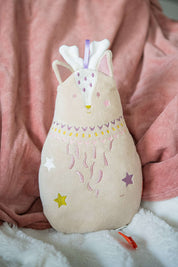 idée doudou musical bébé, doudou musical daim couleur rose pale, doudou en velours, doudou bébé personnalisé, création française, marque française, l'oiseau bateau, coton 100% oeko-tex.