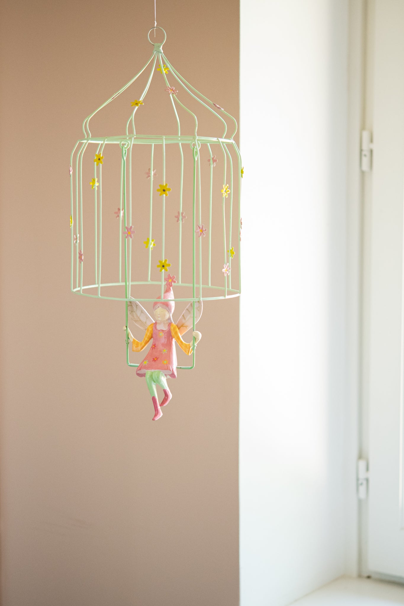 idee mobile en metal pour enfant, mobile decoratif pour enfant, decoration de chambre d'enfant, mobile feerique, fabrication artisanale, peint a la main, creation française, marque française l'oiseau bateau