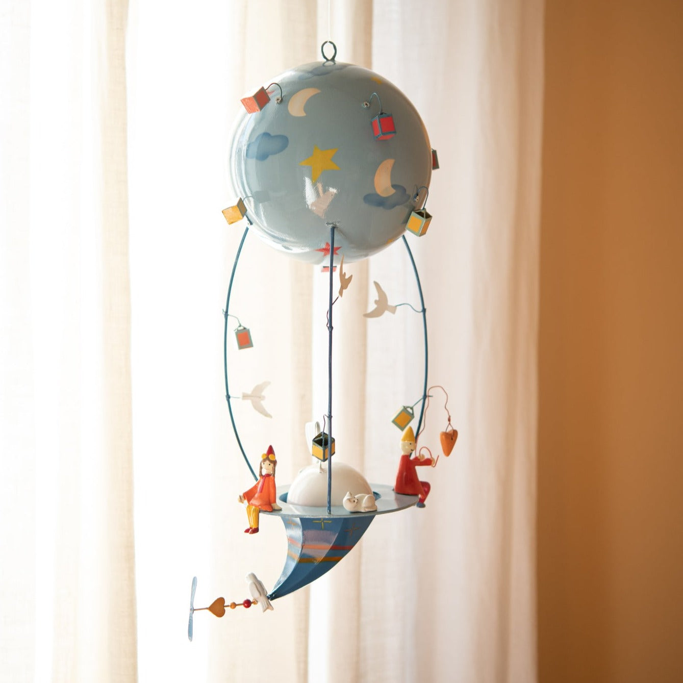 idee mobile en metal pour enfant, mobile decoratif pour enfant, decoration de chambre d'enfant, fabrication artisanale, peint a la main, creation française, marque française l'oiseau bateau