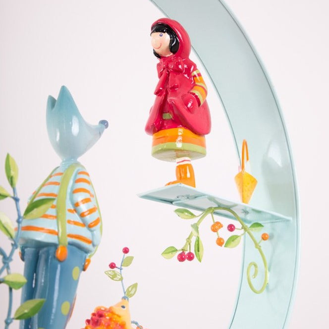 idee mobile en metal pour enfant, le loup et le chaperon rouge, mobile decoratif pour enfant, decoration de chambre d'enfant, mobile feerique, fabrication artisanale, peint a la main, creation française, marque française l'oiseau bateau, cadeau de naissance original