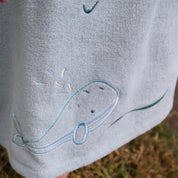 Cape de bain bebe, cape de bain enfant, cape de bain  personnalisee bebe, cape de bain personnalisee enfant,cadeau de naissance, cadeau de naissance personnalise, carre de bain bebe, carre de bain enfant, poncho de bain bebe, poncho de bain enfant, creation française, design français, marque française, l'oiseau bateau, cape de bain bleu, theme baleine