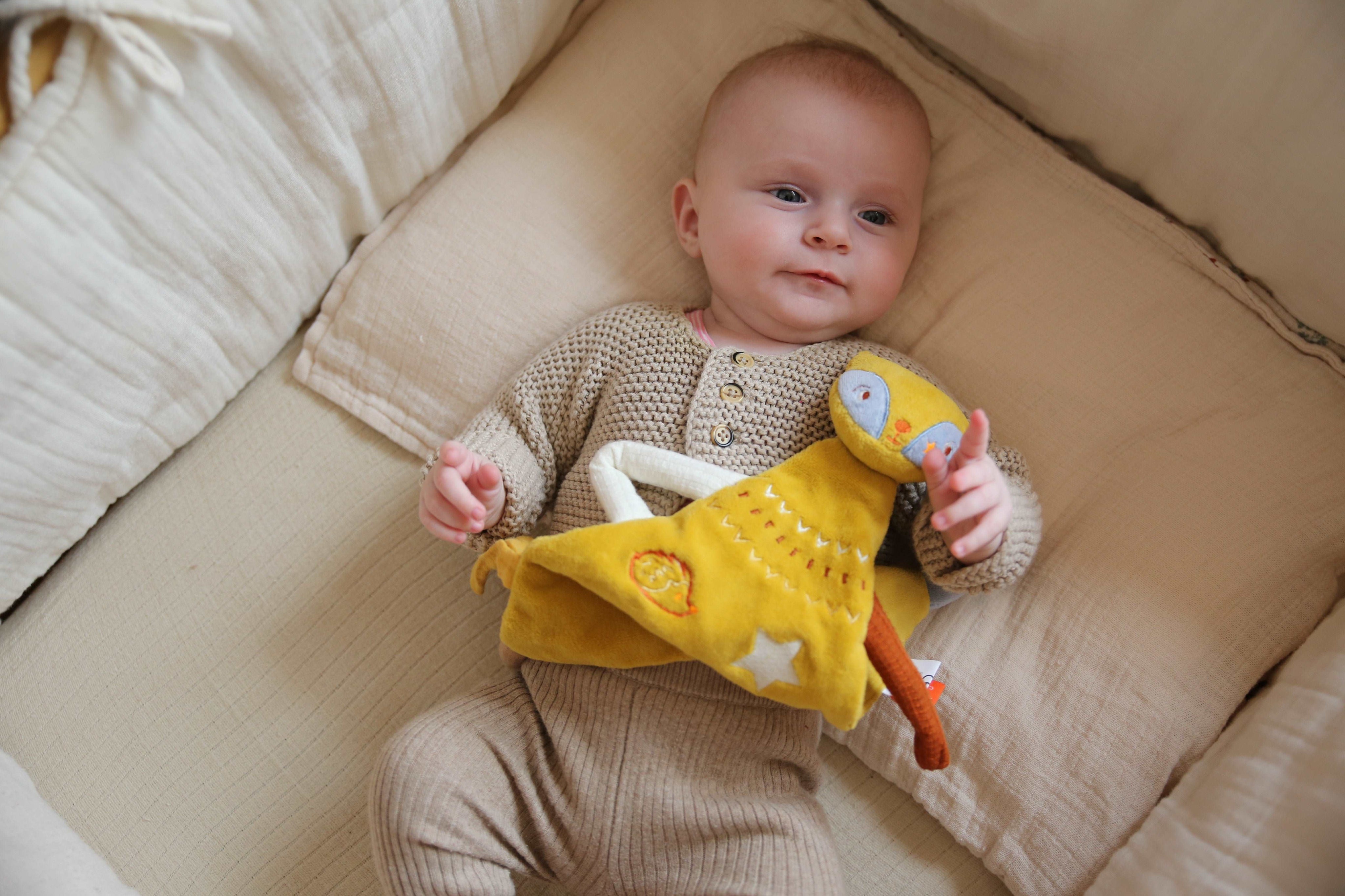 idée doudou bébé, doudou renard couleur jaune, doudou en velours, doudou bébé personnalisé, création française, marque française, l'oiseau bateau, coton 100% oeko-tex.