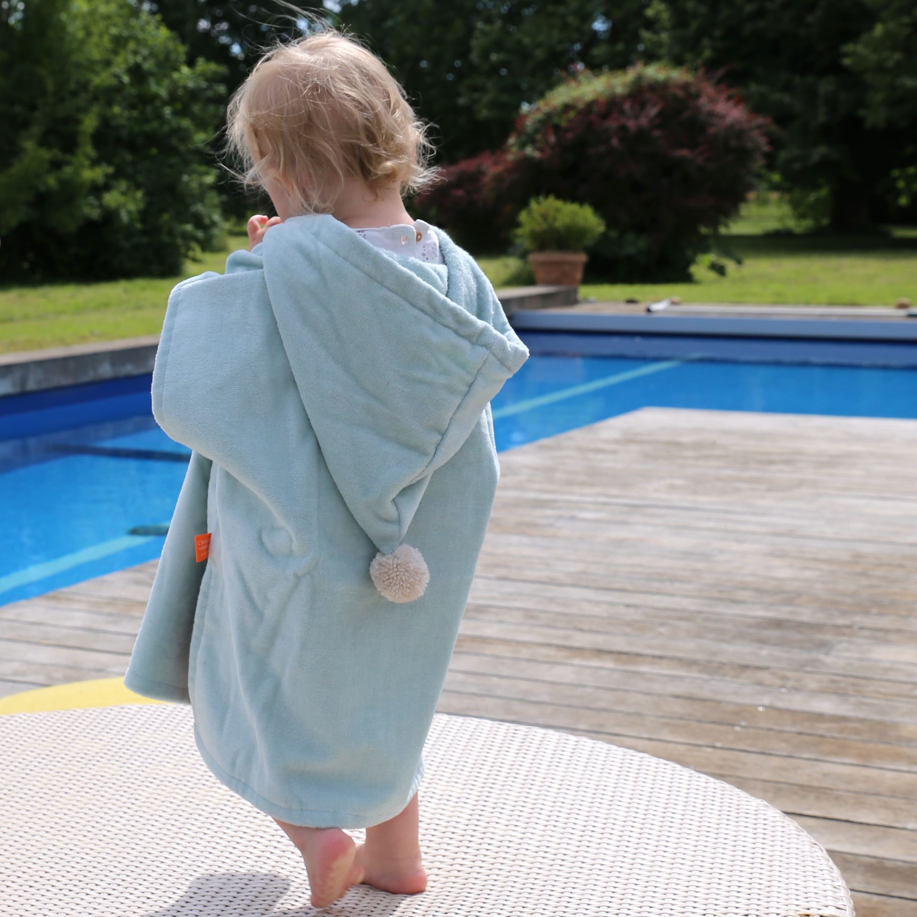 Cape de bain bebe, cape de bain enfant, cape de bain  personnalisee bebe, cape de bain personnalisee enfant,cadeau de naissance, cadeau de naissance personnalise, carre de bain bebe, carre de bain enfant, poncho de bain bebe, poncho de bain enfant, creation française, design français, marque française, l'oiseau bateau, cape de bain bleu, theme baleine