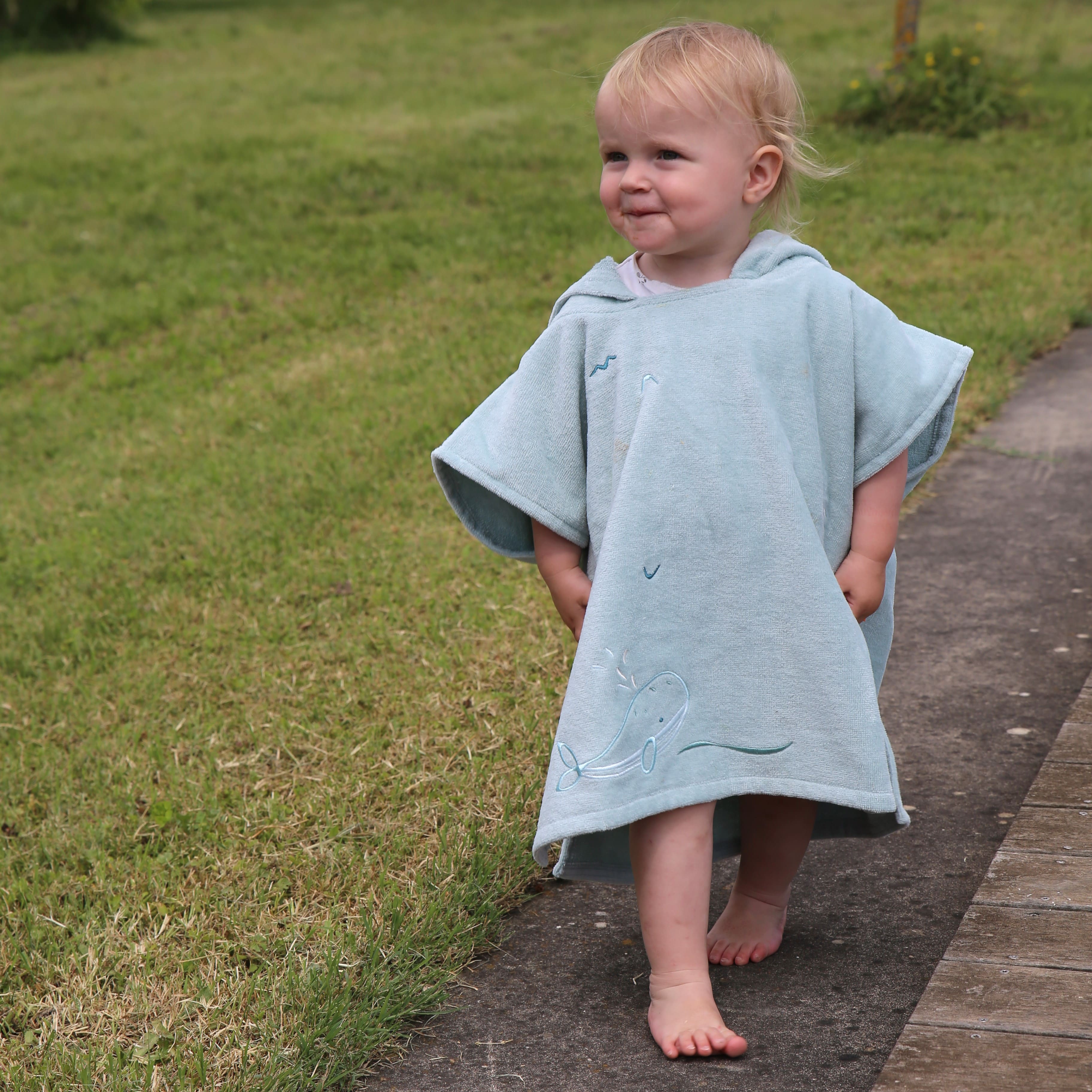 Cape de bain bebe, cape de bain enfant, cape de bain  personnalisee bebe, cape de bain personnalisee enfant,cadeau de naissance, cadeau de naissance personnalise, carre de bain bebe, carre de bain enfant, poncho de bain bebe, poncho de bain enfant, creation française, design français, marque française, l'oiseau bateau, cape de bain bleu, theme baleine