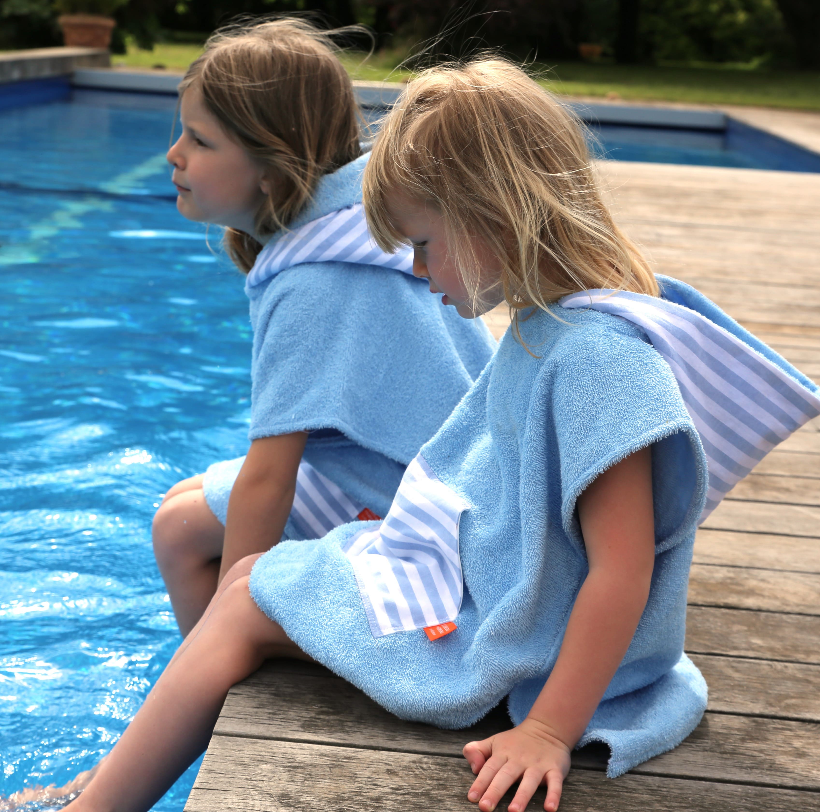 Cape de bain bebe, cape de bain enfant, cape de bain  personnalisee bebe, cape de bain personnalisee enfant,cadeau de naissance, cadeau de naissance personnalise, carre de bain bebe, carre de bain enfant, poncho de bain bebe, poncho de bain enfant, creation française, design français, marque française, l'oiseau bateau, poncho raye, poncho enfant surfeur, poncho cote ouest, made in france, fabrique en france, fabrication artisanale, poncho bleu clair