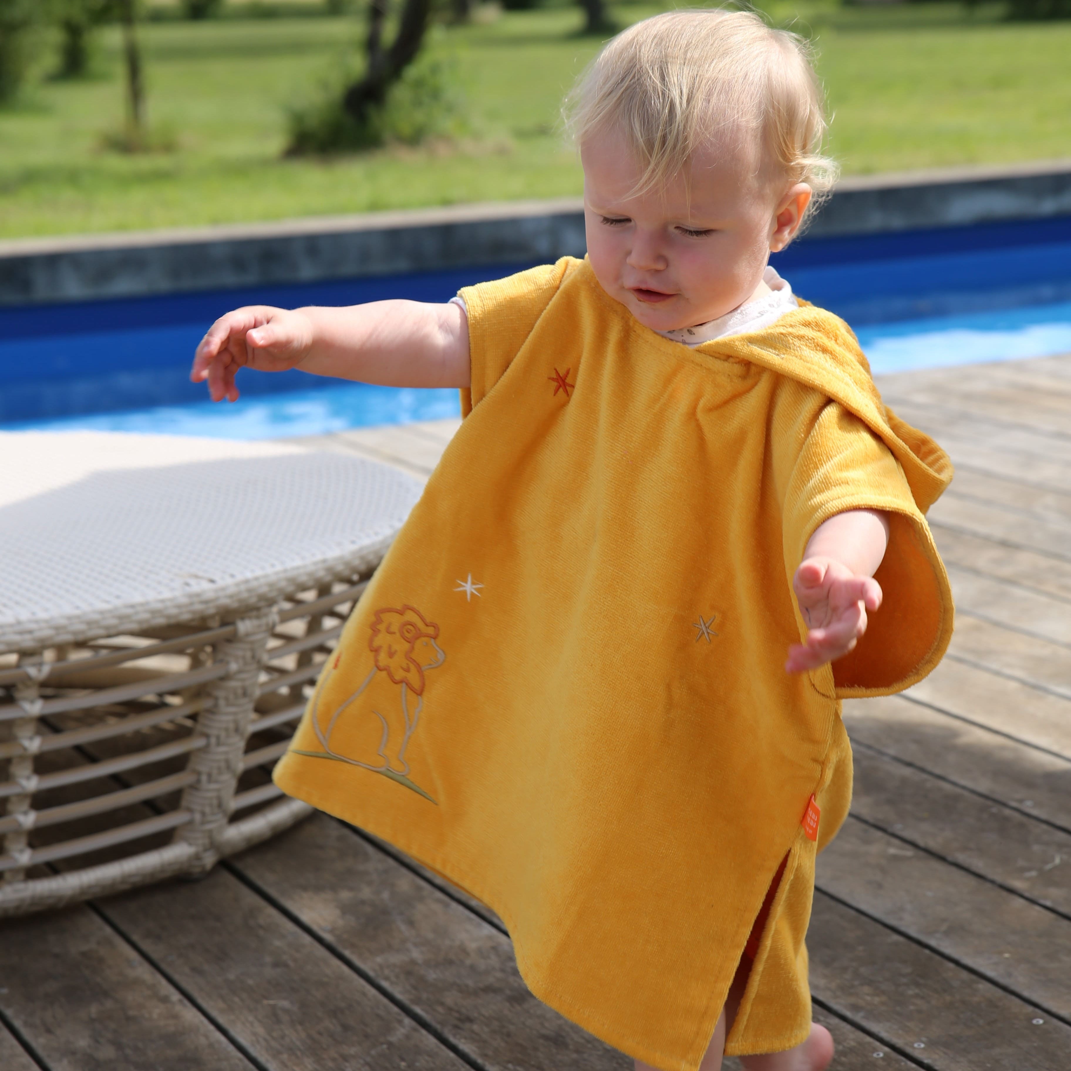 Cape de bain bebe, cape de bain enfant, cape de bain  personnalisee bebe, cape de bain personnalisee enfant,cadeau de naissance, cadeau de naissance personnalise, carre de bain bebe, carre de bain enfant, poncho de bain bebe, poncho de bain enfant, creation française, design français, marque française, l'oiseau bateau, cape de bain jaune, theme lion