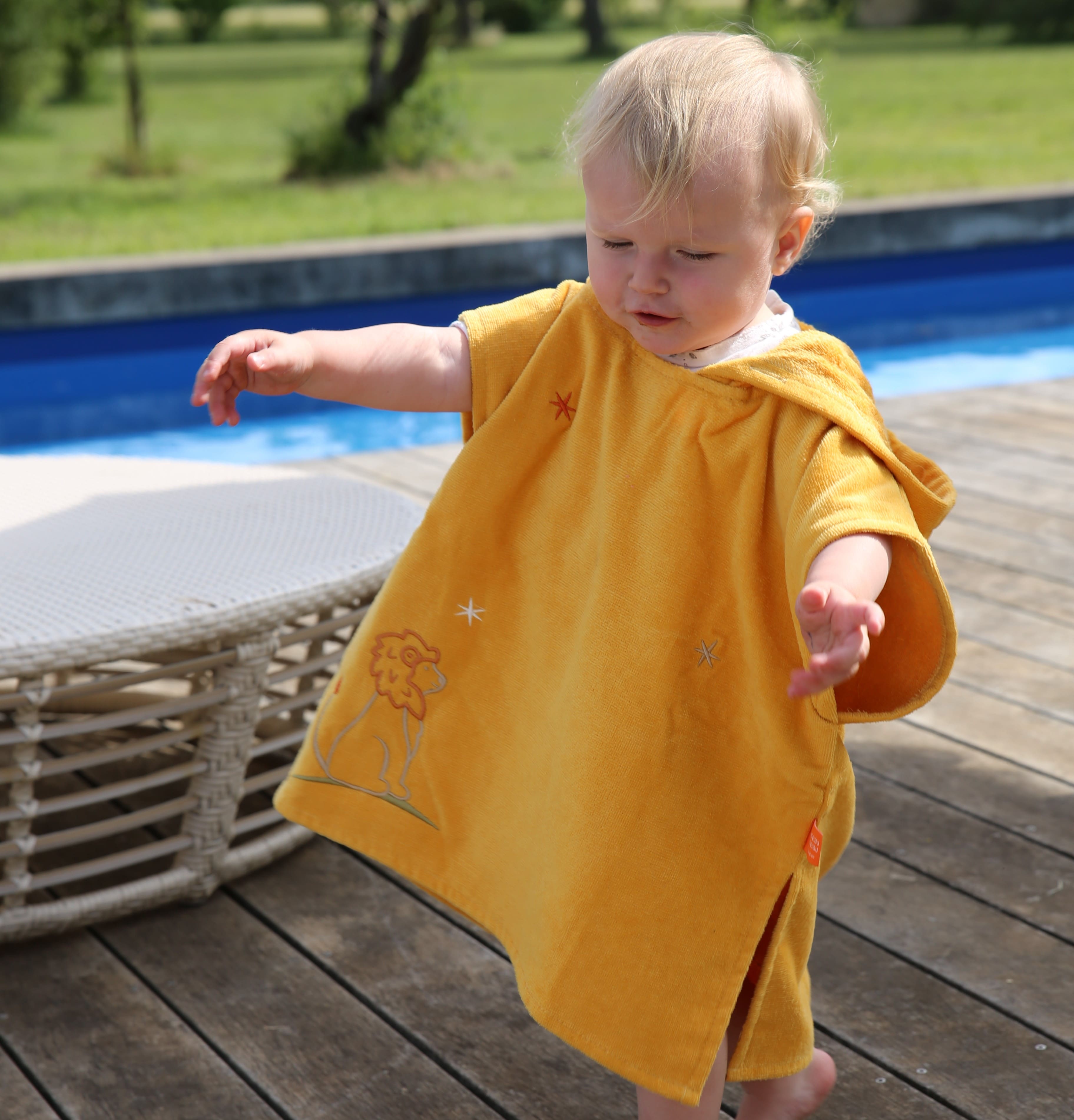 Cape de bain bebe, cape de bain enfant, cape de bain  personnalisee bebe, cape de bain personnalisee enfant,cadeau de naissance, cadeau de naissance personnalise, carre de bain bebe, carre de bain enfant, poncho de bain bebe, poncho de bain enfant, creation française, design français, marque française, l'oiseau bateau, cape de bain jaune, theme lion