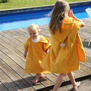 Cape de bain bebe, cape de bain enfant, cape de bain  personnalisee bebe, cape de bain personnalisee enfant,cadeau de naissance, cadeau de naissance personnalise, carre de bain bebe, carre de bain enfant, poncho de bain bebe, poncho de bain enfant, creation française, design français, marque française, l'oiseau bateau, cape de bain jaune, theme lion