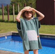 Cape de bain bebe, cape de bain enfant, cape de bain  personnalisee bebe, cape de bain personnalisee enfant,cadeau de naissance, cadeau de naissance personnalise, carre de bain bebe, carre de bain enfant, poncho de bain bebe, poncho de bain enfant, creation française, design français, marque française, l'oiseau bateau, poncho raye, poncho enfant surfeur, poncho cote ouest, made in france, fabrique en france, fabrication artisanale, poncho bleu 