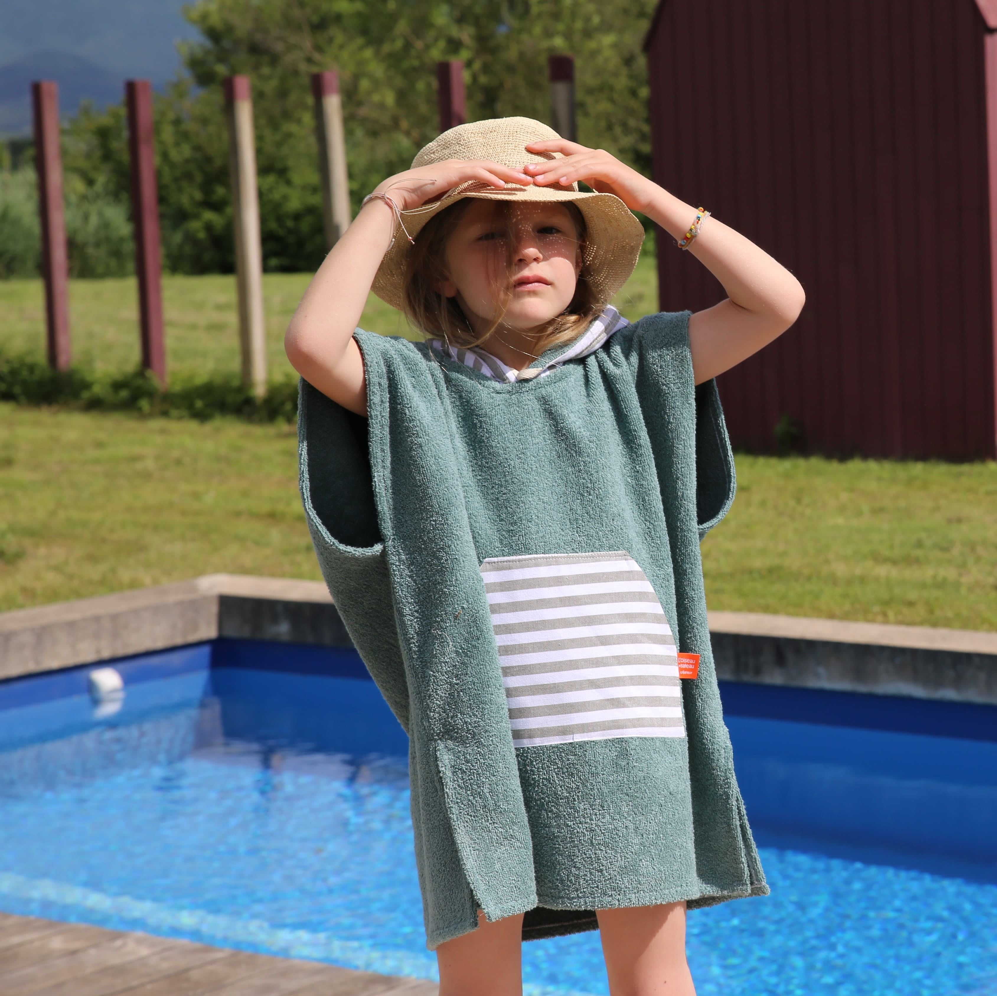 Cape de bain bebe, cape de bain enfant, cape de bain  personnalisee bebe, cape de bain personnalisee enfant,cadeau de naissance, cadeau de naissance personnalise, carre de bain bebe, carre de bain enfant, poncho de bain bebe, poncho de bain enfant, creation française, design français, marque française, l'oiseau bateau, poncho raye, poncho enfant surfeur, poncho cote ouest, made in france, fabrique en france, fabrication artisanale, poncho bleu 