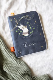 protège carnet de santé bébé, protège carnet de santé personnalisé, protège carnet de santé personnalisé bébé, idée protège carnet de santé, protège carnet de santé enfant, protège carnet de santé personnalisé enfant, couverture carnet de santé, couverture personnalisée carnet de santé, protège carnet de santé personnalisable, protège carnet de santé personnalisable bébé, protège carnet de santé brodé, protège carnet de santé brodé enfant, cadeau de naissance, cadeau de naissance personnalisé, 