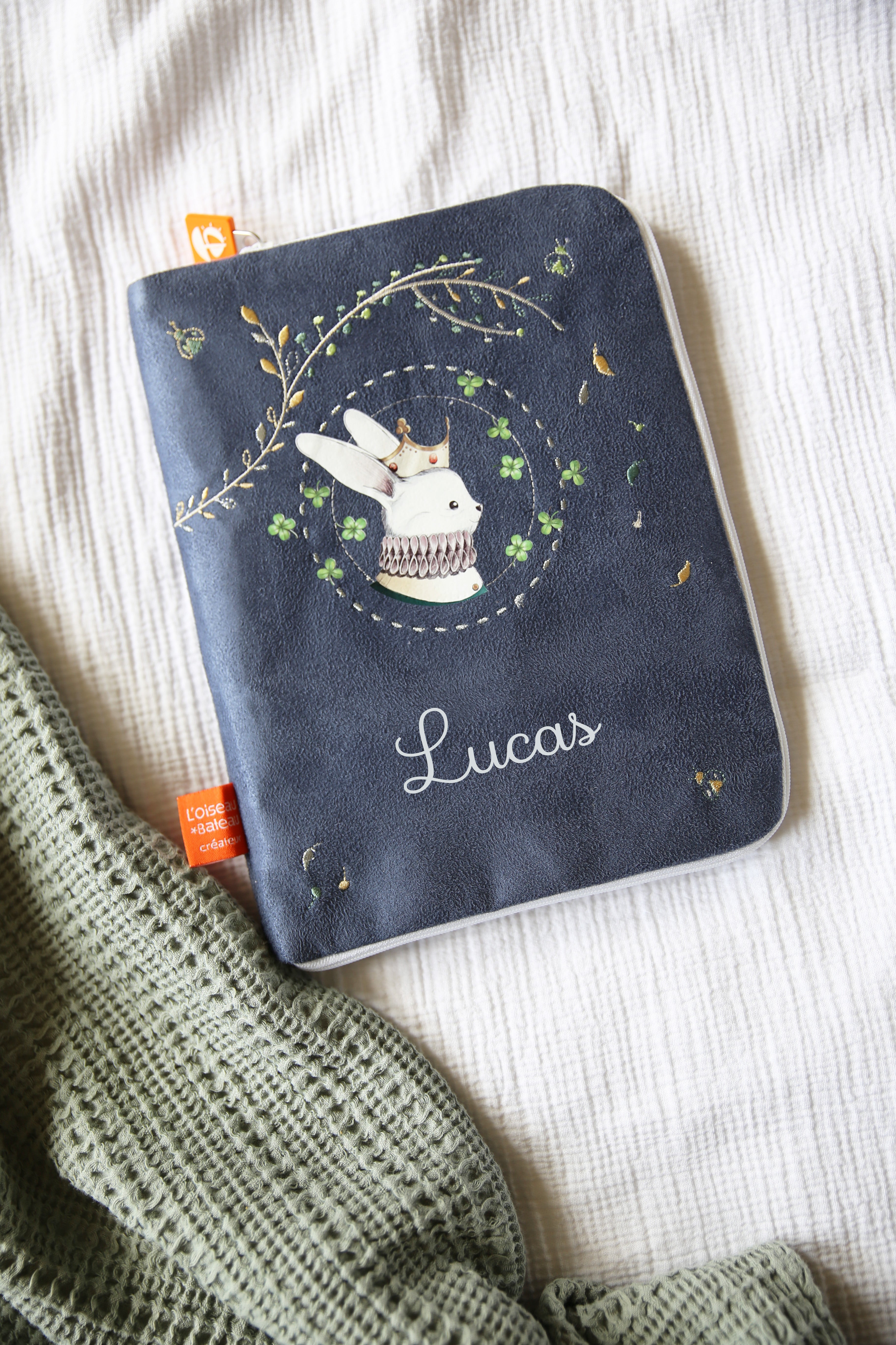 protège carnet de santé bébé, protège carnet de santé personnalisé, protège carnet de santé personnalisé bébé, idée protège carnet de santé, protège carnet de santé enfant, protège carnet de santé personnalisé enfant, couverture carnet de santé, couverture personnalisée carnet de santé, protège carnet de santé personnalisable, protège carnet de santé personnalisable bébé, protège carnet de santé brodé, protège carnet de santé brodé enfant, cadeau de naissance, cadeau de naissance personnalisé, 