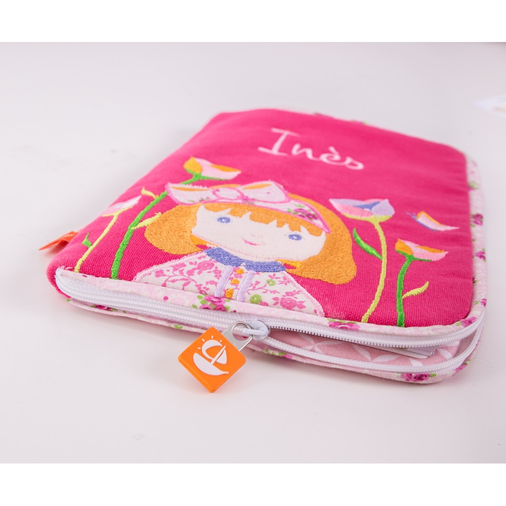 idee portege carnet de sante bebe, protege carnet de sante personnalise, theme alice au payx des merveilles, couleur rose, tissus 100% coton oeko tex, cadeau de naissance personnalisé, cadeau de naissance original, design français, marque française, l'oiseau bateau.