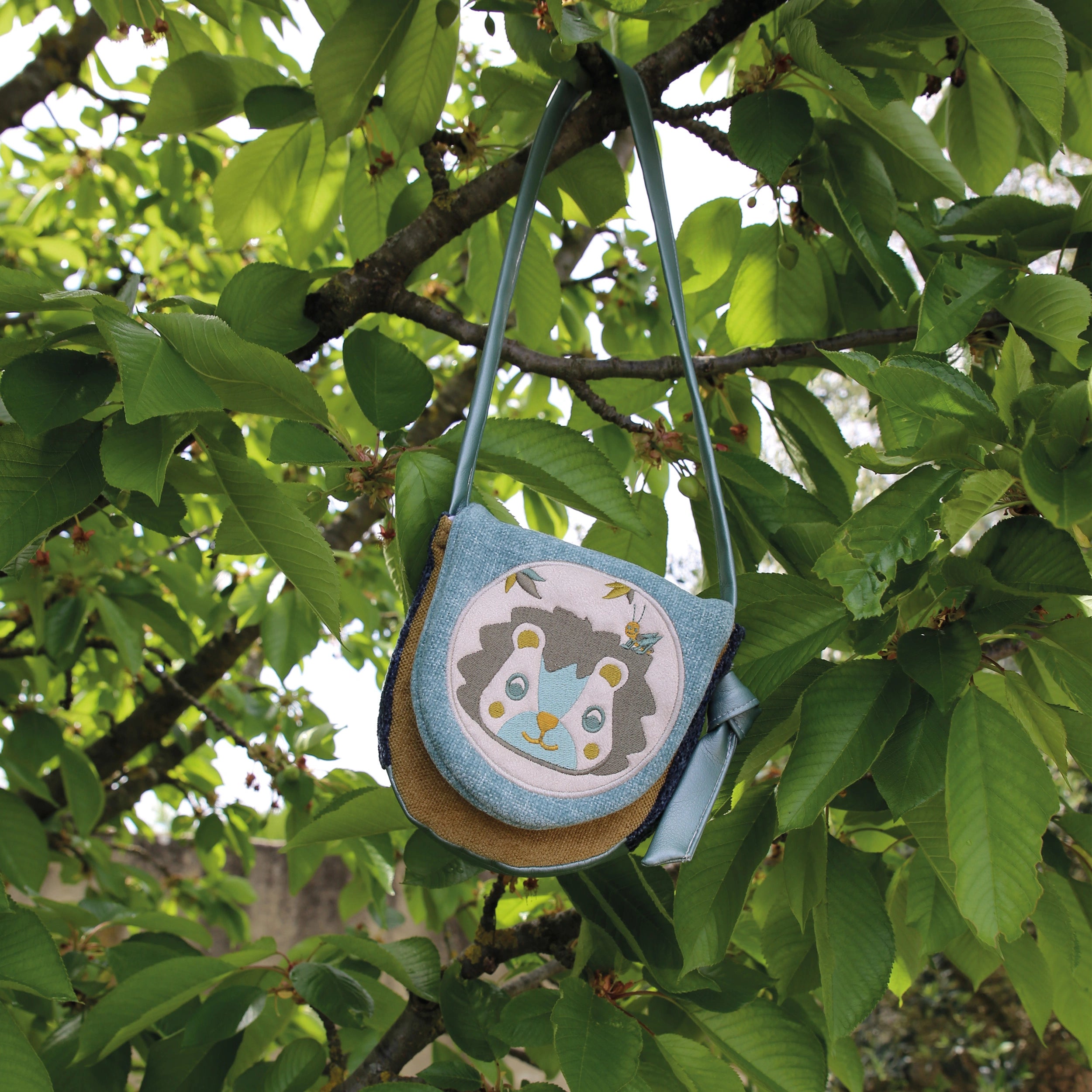 sac bandoulière enfant, sac bandoulière garçon, sac bandoulière bleu, sac à main enfant, sac à main garçon, sac à main garçon bleu, sacoche enfant, sacoche garçon, sac à main bandoulière enfant, sac à main bandoulière garçon, pochette bandoulière enfant, pochette bandoulière garçon, sac besace enfant, sac besace garçon, sac besace bandoulière enfant, sac besace bandoulière garçon, sac bandoulière léger enfant, sac accessoire enfant, sac accessoire garçon, sac enfant lion, sac enfant garçon lion