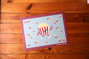 set de table enfant, set de table, set de table vinyle, sete de table, sète de table, set de table rond, set de table plastique, set de table tissu, set de table plastifié, set de table personnalisé, set à table, table set de table, nappe enfant, set de table pour enfant, set de table girly, set de table rigolo, set de table amusant, set de table vintage