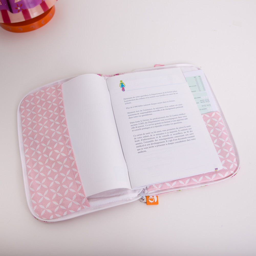 idee protege carnet de sante bebe, protege carnet de sante personnalise, theme boucle d'or et les trois ours, couleur bordeau, tissus 100% coton oeko tex, cadeau de naissance personnalisé, cadeau de naissance original, design français, marque française, l'oiseau bateau, cadeau de noël bébé, cadeau de noël personnalisé
