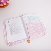idee protege carnet de sante bebe, protege carnet de sante personnalise, theme boucle d'or et les trois ours, couleur bordeau, tissus 100% coton oeko tex, cadeau de naissance personnalisé, cadeau de naissance original, design français, marque française, l'oiseau bateau, cadeau de noël bébé, cadeau de noël personnalisé