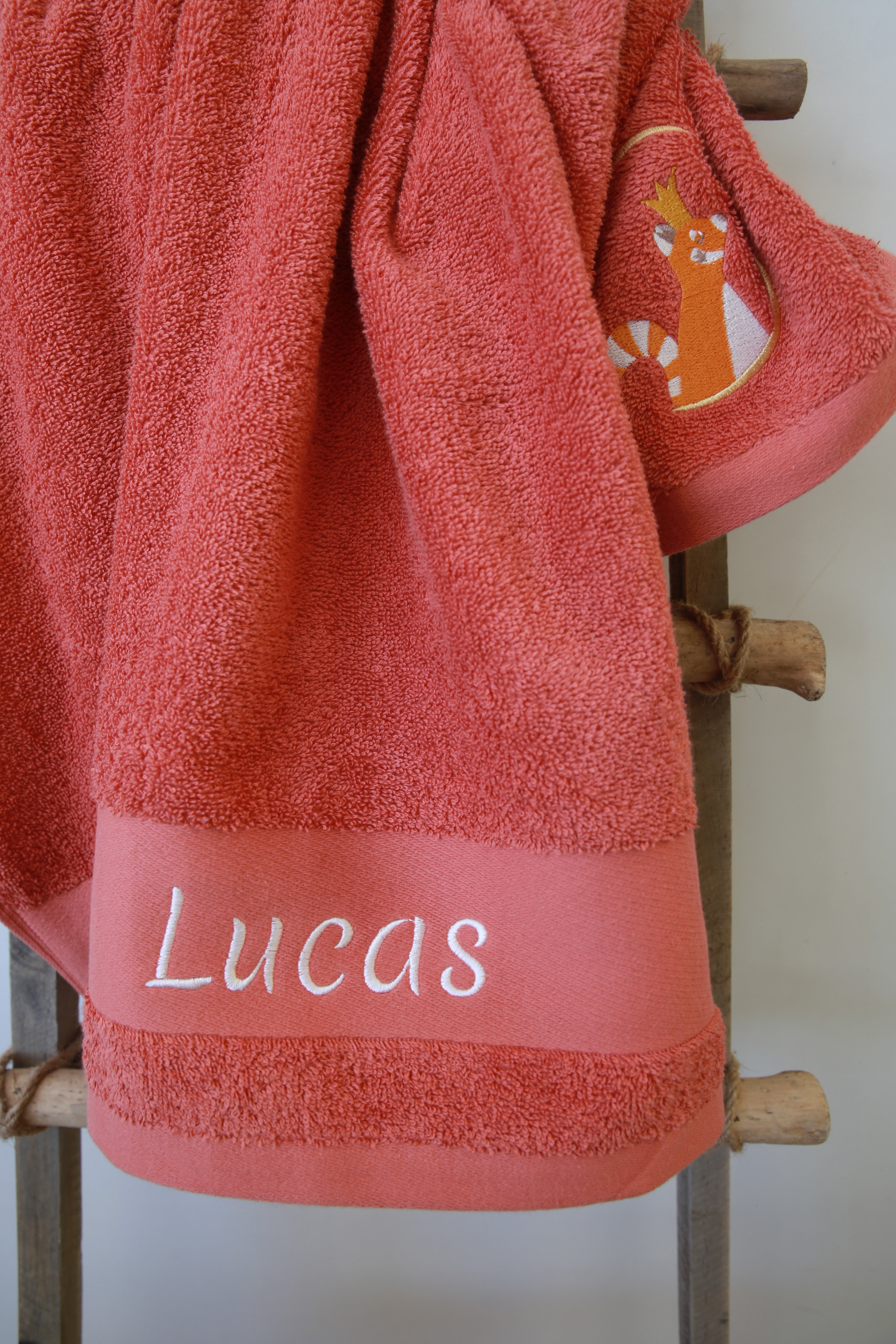 Carre de bain bebe, carre de bain personnalise bebe, carre de bain personnalise, serviette plage bebe, serviette plage personnalisee, serviette bebe evolutive, serviette evolutive, cadeau de naissance, serviette personnalisee, 100% coton oeko-tex, serviette absorbante enfant, design français, creation française, marque française, l'oiseau bateau, brique, panda roux