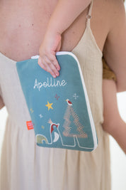 idee protege carnet de sante bebe, protege carnet de sante personnalise, theme pingouin, couleur bleu, tissus 100% coton oeko tex, cadeau de naissance personnalisé, cadeau de naissance original, design français, marque française, l'oiseau bateau, cadeau de noël bébé, cadeau de noël personnalisé