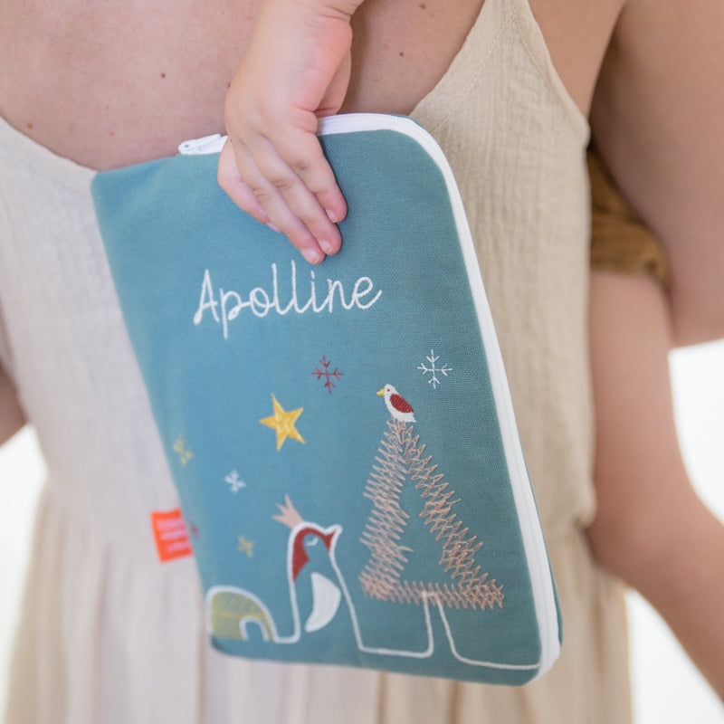 idee protege carnet de sante bebe, protege carnet de sante personnalise, theme pingouin, couleur bleu, tissus 100% coton oeko tex, cadeau de naissance personnalisé, cadeau de naissance original, design français, marque française, l'oiseau bateau.