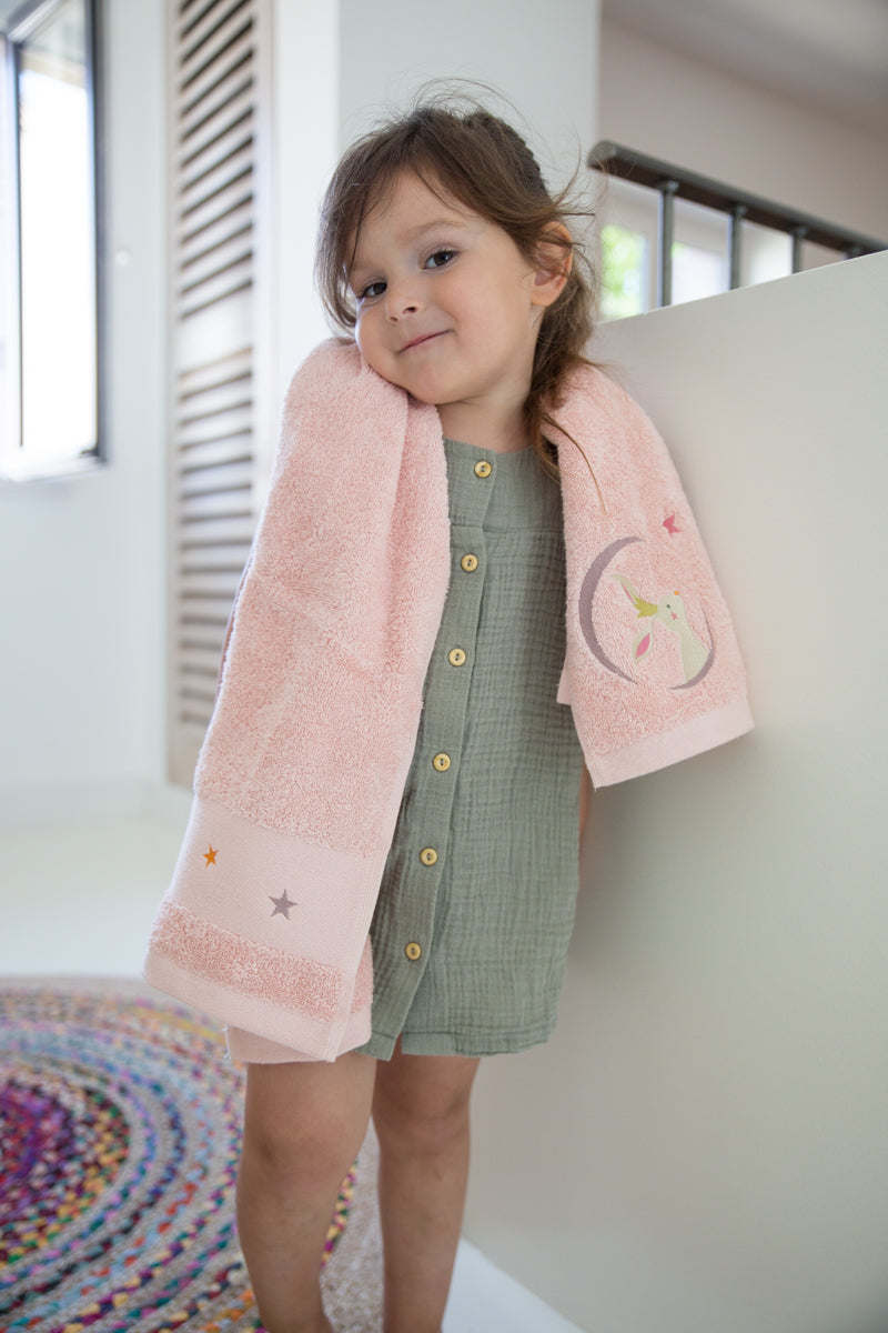 Carre de bain bebe, carre de bain personnalise bebe, carre de bain personnalise, serviette plage bebe, serviette plage personnalisee, serviette bebe evolutive, serviette evolutive, cadeau de naissance, serviette personnalisee, 100% coton oeko-tex, serviette absorbante enfant, design français, creation française, marque française, l'oiseau bateau, rose, lapin