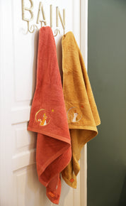 Carre de bain bebe, carre de bain personnalise bebe, carre de bain personnalise, serviette plage bebe, serviette plage personnalisee, serviette bebe evolutive, serviette evolutive, cadeau de naissance, serviette personnalisee, 100% coton oeko-tex, serviette absorbante enfant, design français, creation française, marque française, l'oiseau bateau, brique, panda roux