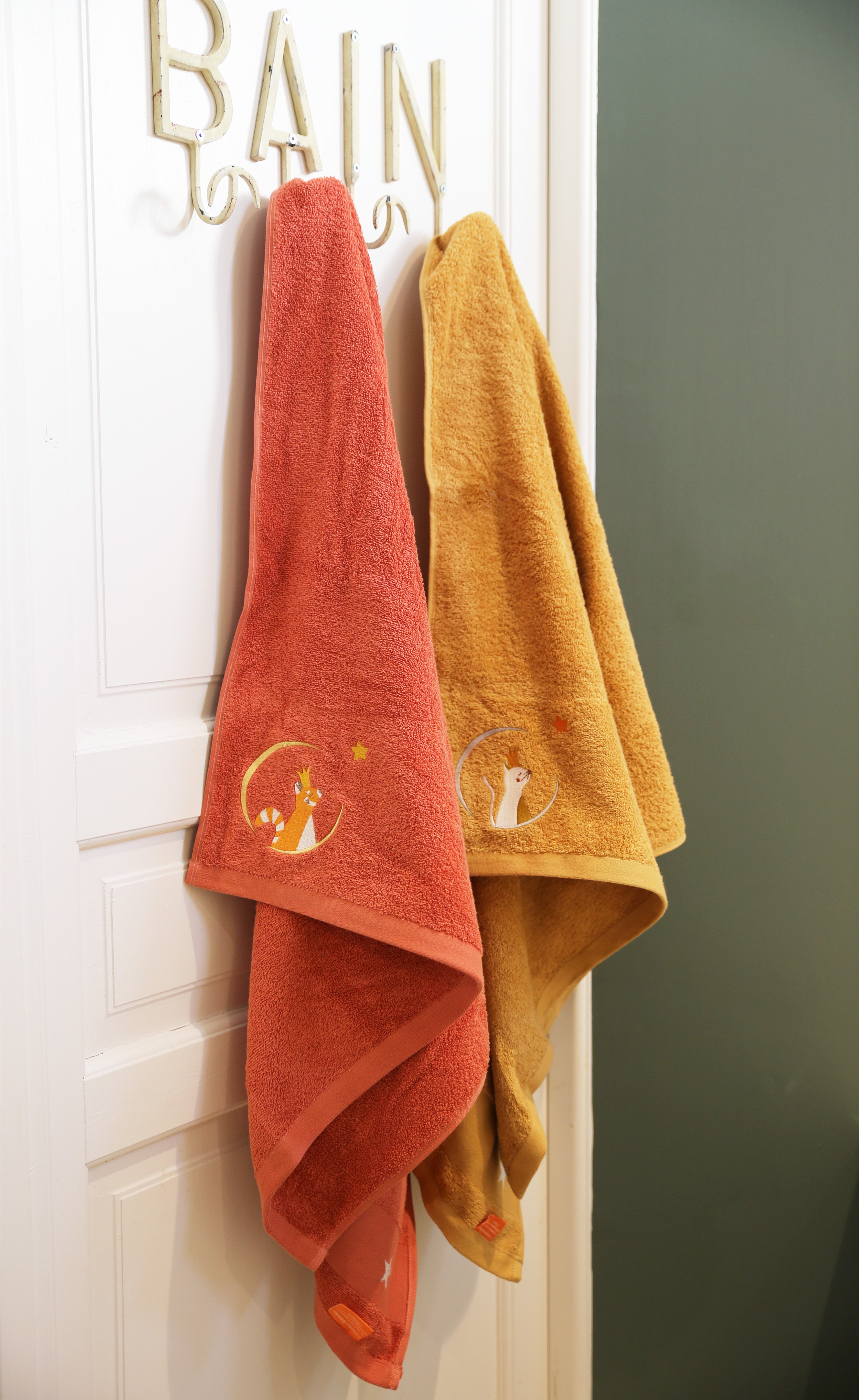 Carre de bain bebe, carre de bain personnalise bebe, carre de bain personnalise, serviette plage bebe, serviette plage personnalisee, serviette bebe evolutive, serviette evolutive, cadeau de naissance, serviette personnalisee, 100% coton oeko-tex, serviette absorbante enfant, design français, creation française, marque française, l'oiseau bateau, brique, panda roux