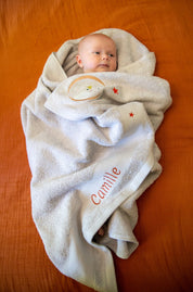 serviette enfant, serviette enfant personnalisee, serviette bebe, serviette bebe personnalise, cadeau de naissance, serviette personnalise, serviette 70 x 140, serviette 50 x 100, 100% coton oeko-tex, serviette absorbante enfant, design français, creation française, marque française, l'oiseau bateau, gris, ours