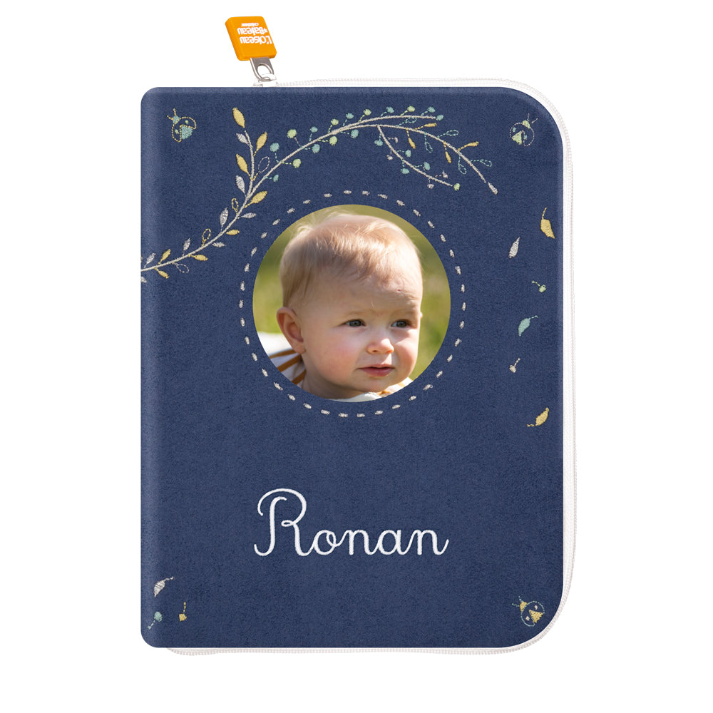 idee portege carnet de sante bebe, protege carnet de sante personnalise, , personnalisé avec photo, couleur bleu marine, tissus 100% coton oeko tex, cadeau de naissance personnalisé, cadeau de naissance original, design français, marque française, l'oiseau bateau.