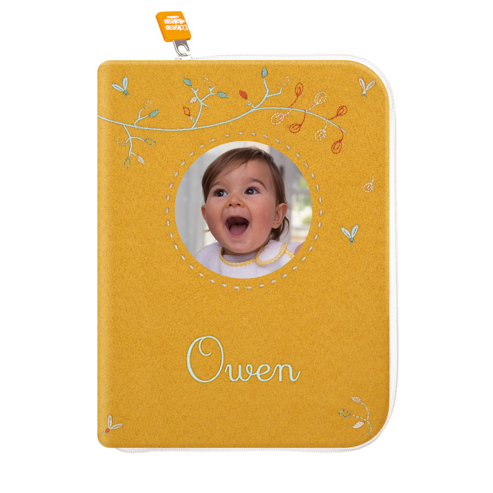 idee portege carnet de sante bebe, protege carnet de sante personnalise, , personnalisé avec photo, couleur jaune or, tissus 100% coton oeko tex, cadeau de naissance personnalisé, cadeau de naissance original, design français, marque française, l'oiseau bateau.